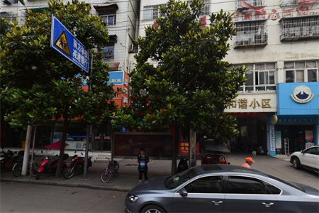 平湖花苑三室两厅送储藏室车位证满五年